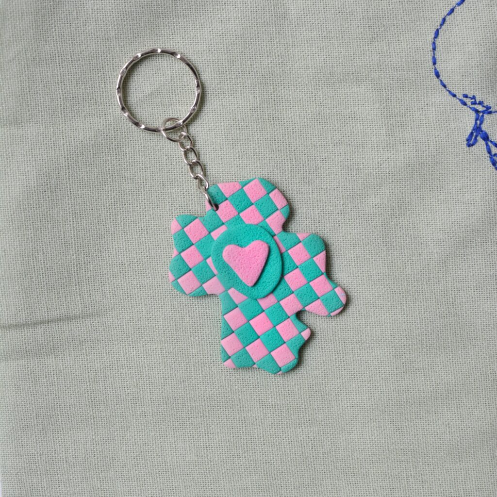 porte-clés damier fleur unique par saboom