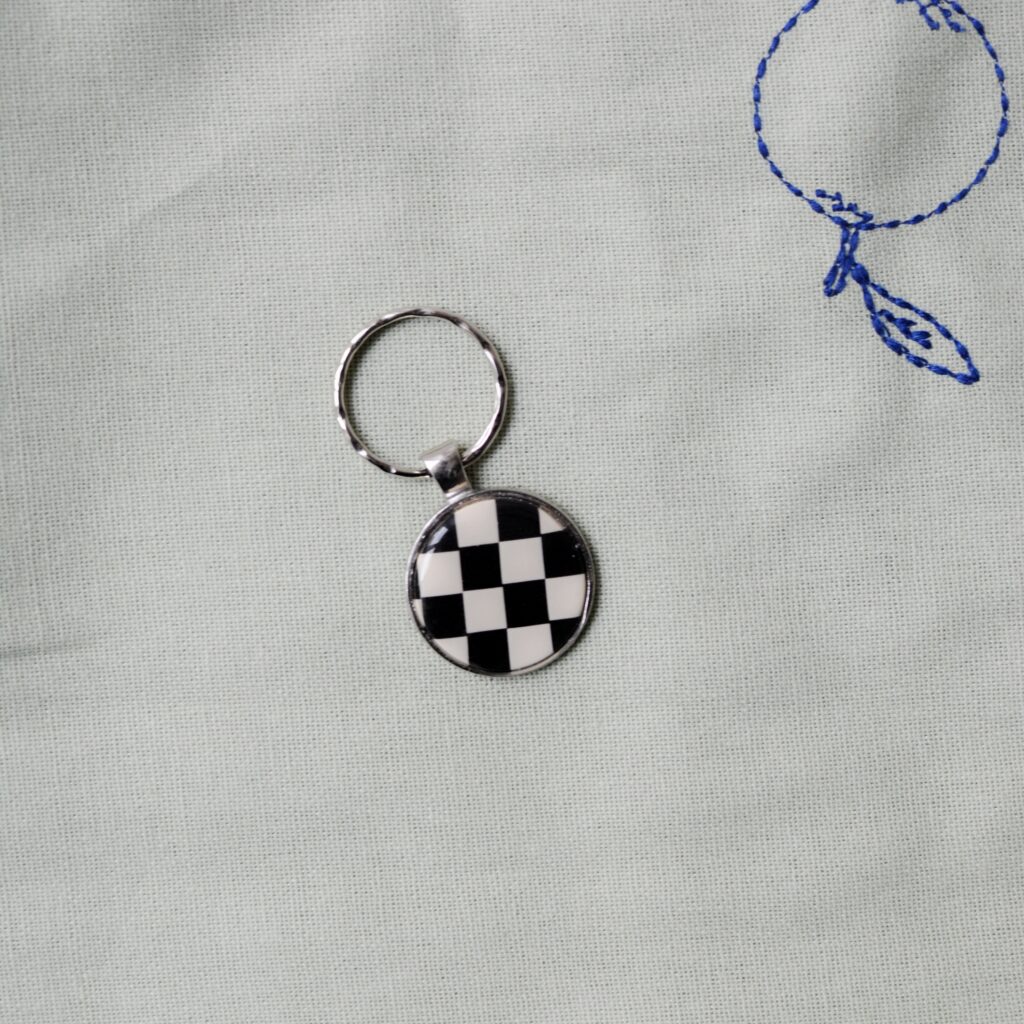 porte-clés damier beige noir par saboom