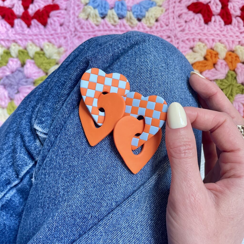 Boucles d'oreilles coeurs damier argile polymère Saboom bijou coloré