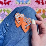 Boucles d'oreilles coeurs damier argile polymère Saboom bijou coloré