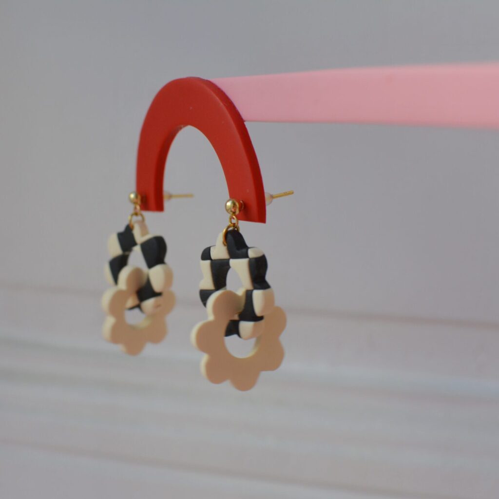 Boucles d'oreilles Lili fleurs damier noir et beige Saboom