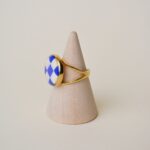 Bague colorée acier inoxydable damier bleu beige Saboom