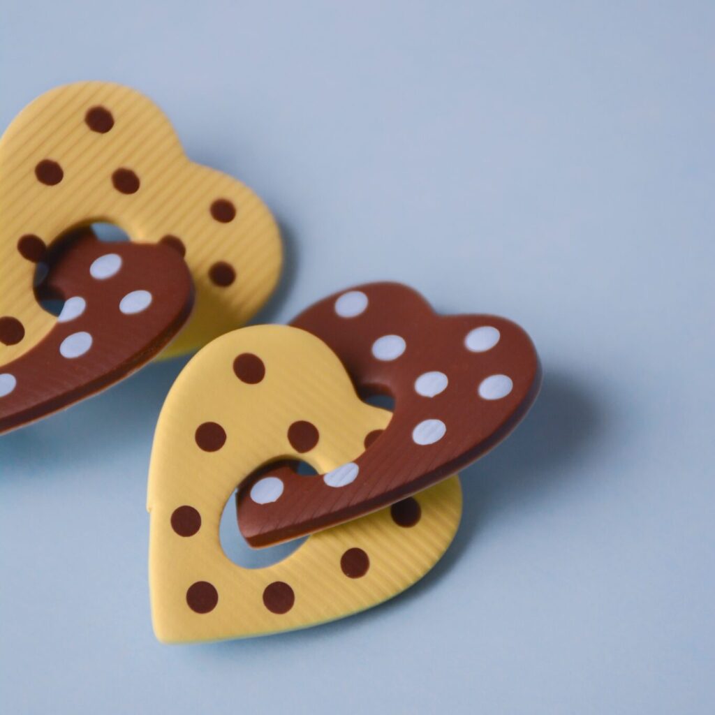 Boucles d'oreilles coeurs à pois Yseult jaune bleu marron