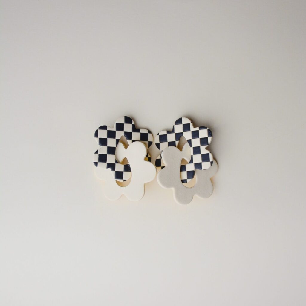 boucles d'oreilles colorées Saboom Daisy damier beige noir