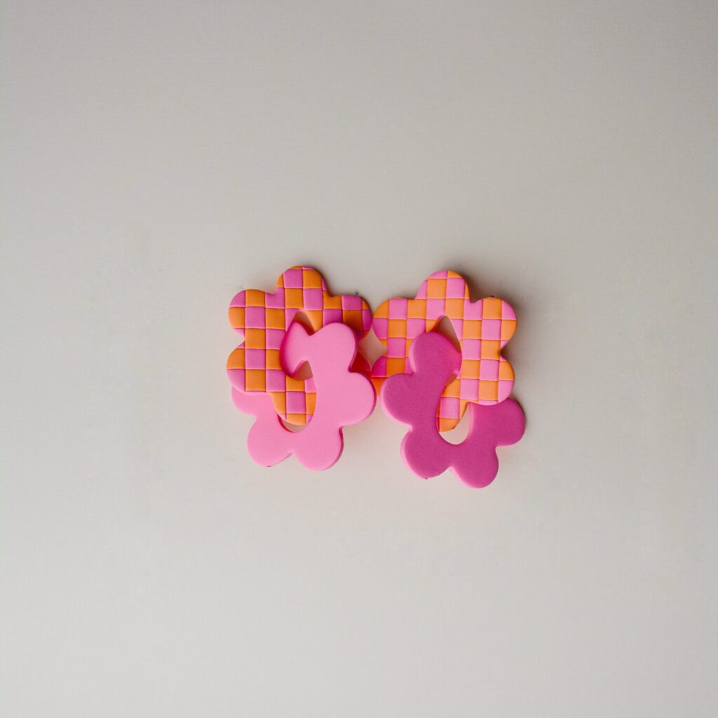 boucles d'oreilles colorées Saboom Daisy damier orange rose