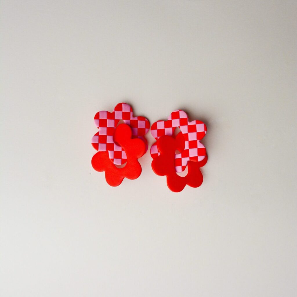 boucles d'oreilles colorées Saboom Daisy damier rouge rose