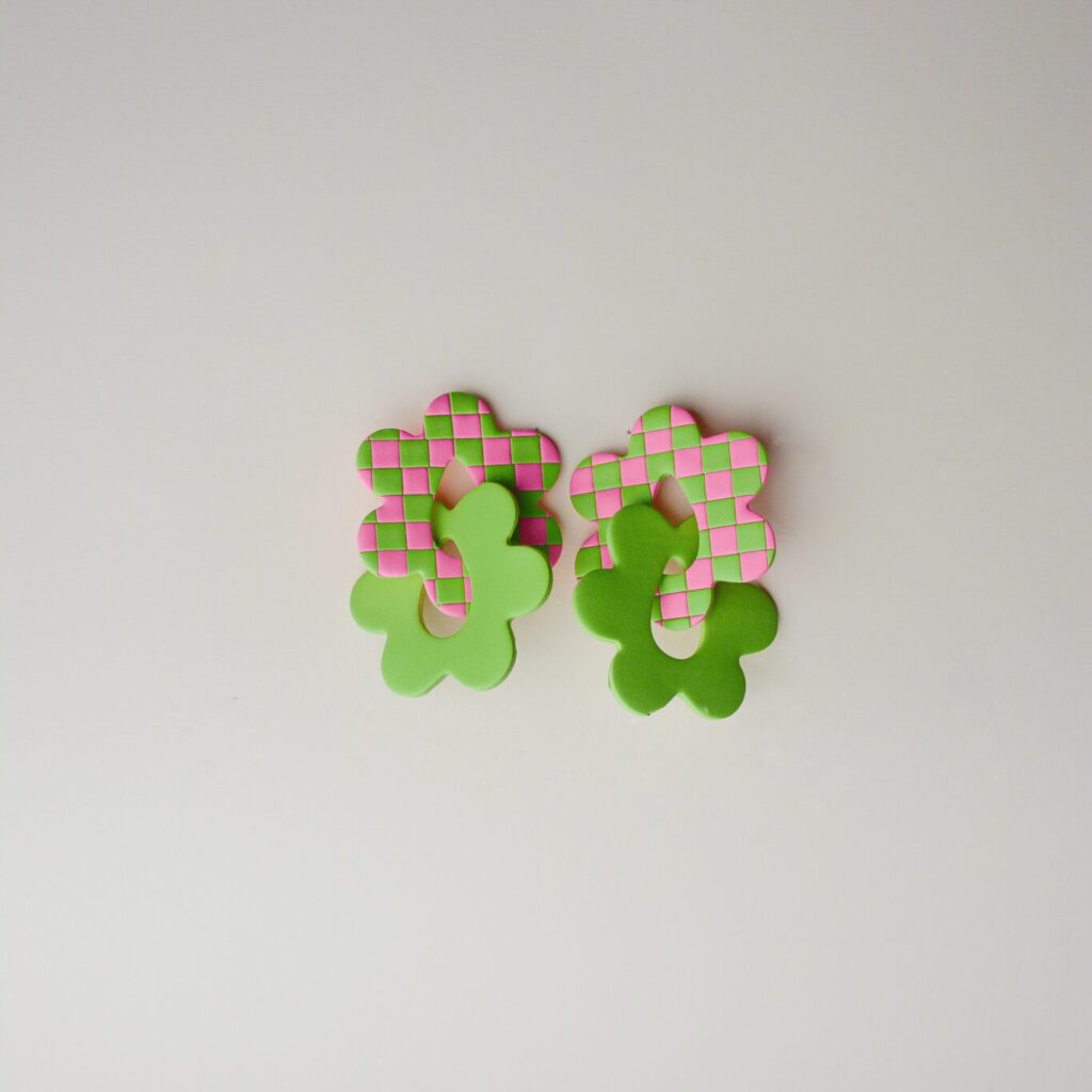 boucles d'oreilles colorées Saboom Daisy damier vert rose