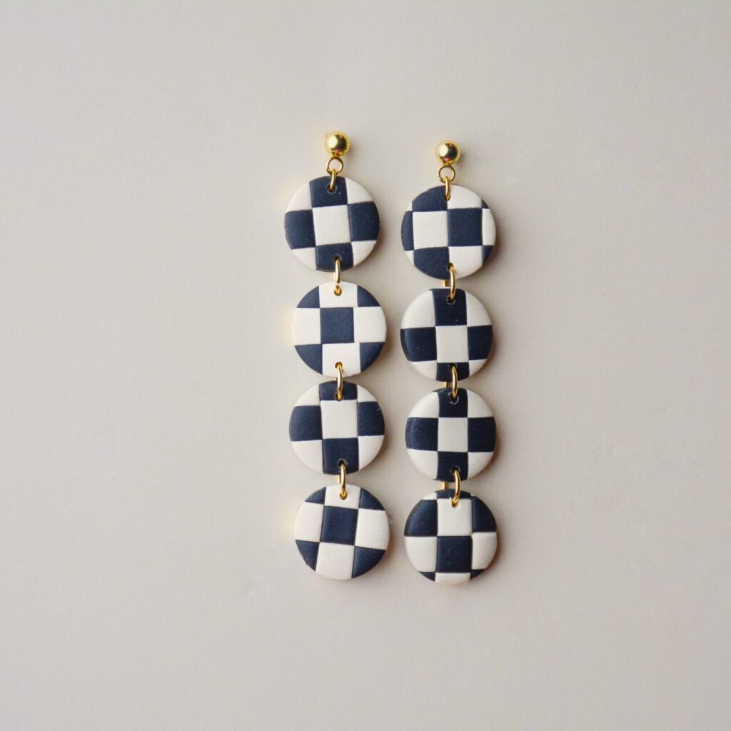 boucles d'oreilles colorées Saboom Maïa damiers beige noir