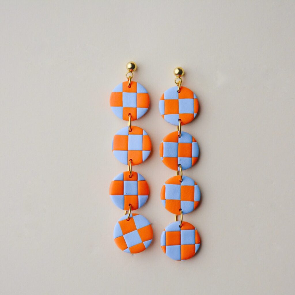 boucles d'oreilles colorées Saboom Maïa damiers orange bleu