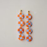 boucles d'oreilles colorées Saboom Maïa damiers orange bleu
