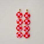 boucles d'oreilles colorées Saboom Maïa damiers rouge rose