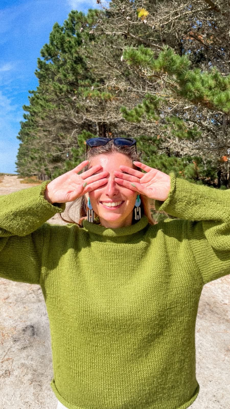 Photo de marine portant une paire de boucles